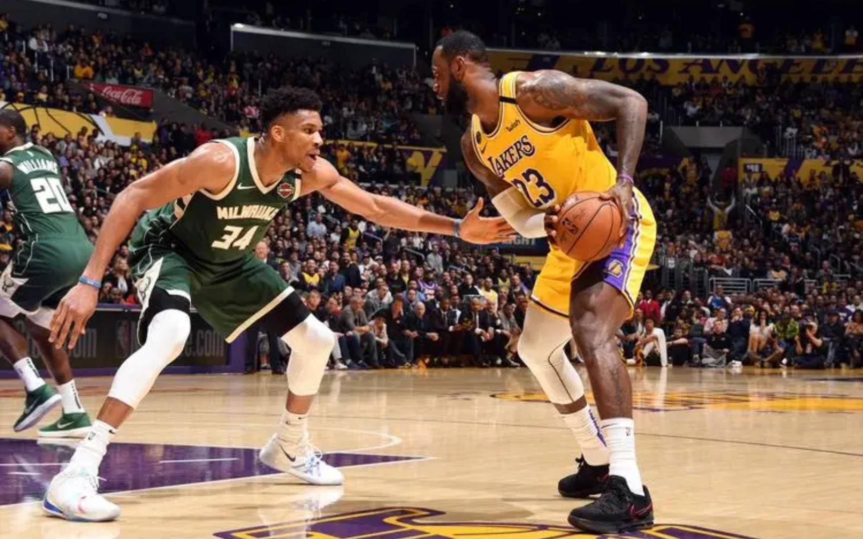 28圈平台 字母哥回归赛场,挺进下一轮首场状态亮眼,湖人观众沸腾!